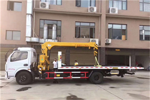 湟源附近汽车轮胎更换